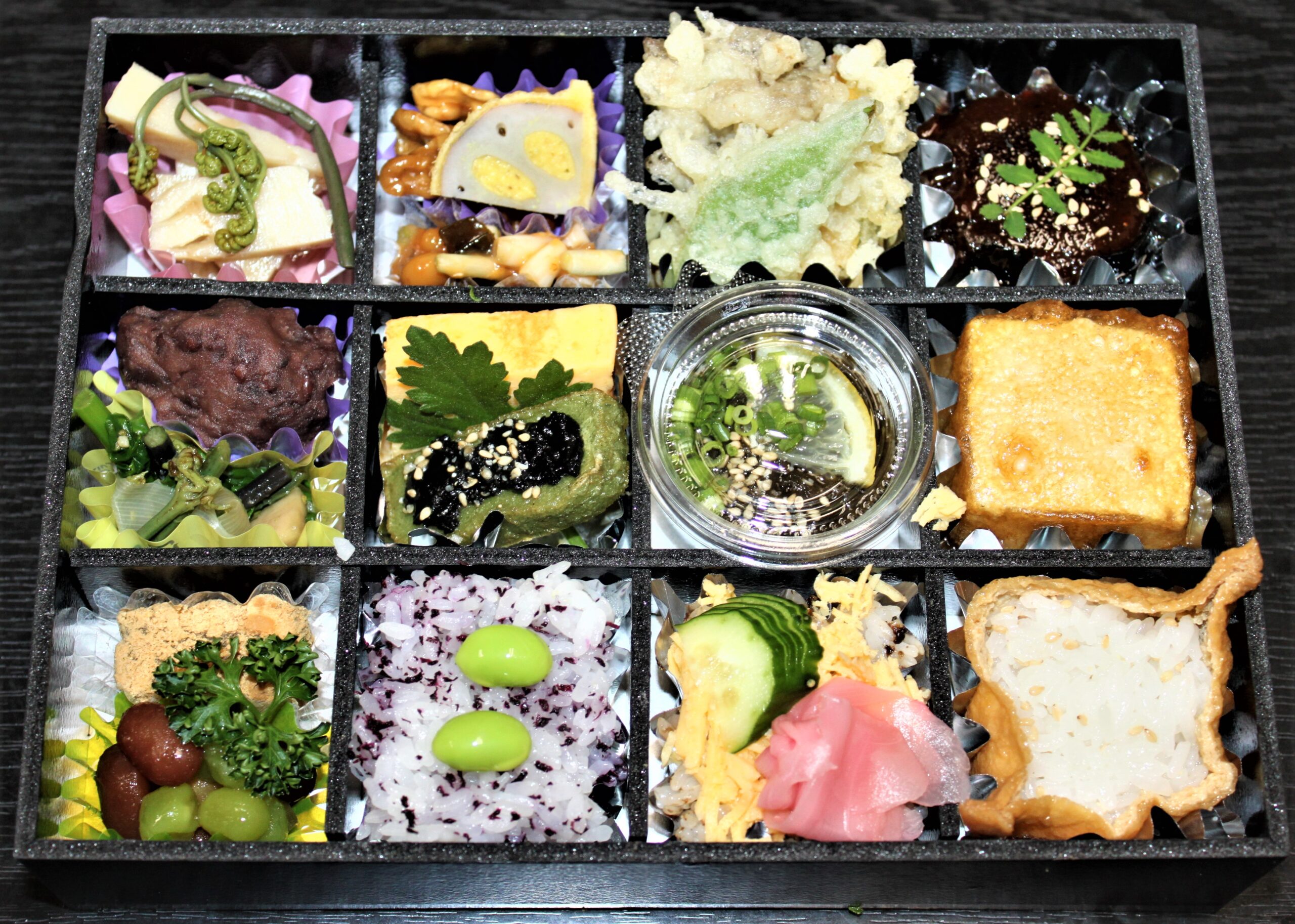 仏事精進松花堂弁当¥2,000(税込2,160円)の例